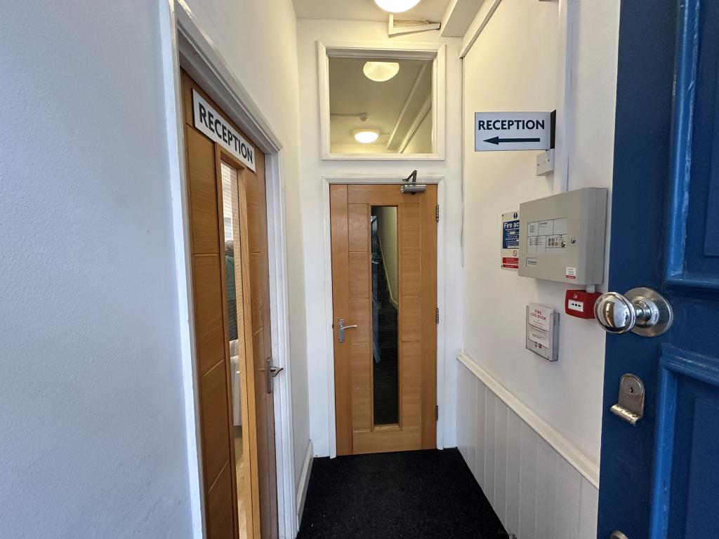 Lot: 31 - COMMERCIAL UNIT OVER FOUR FLOORS OF PROPERTY - Ground floor entrance
